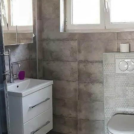 One Bedroom Stunning In Appartement *
