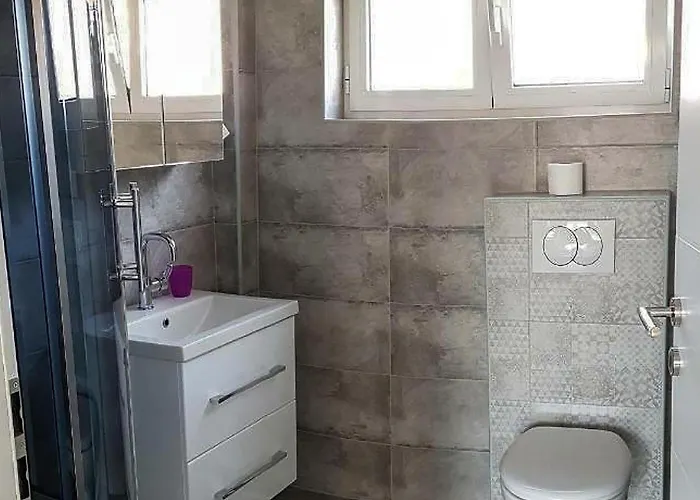 One Bedroom Stunning In Appartement *
